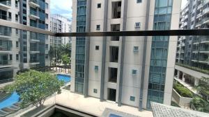 uma vista a partir da varanda de um edifício em Hilander's Condotel near Terminal 3 Airport em Manila