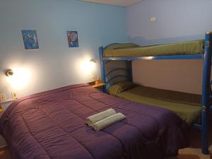 1 dormitorio con litera y toalla en "A" SPAcio HOSTEL -HABITACION PRIVADA- en Mendoza