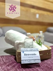 uma bandeja de toalhas e uma garrafa de água numa mesa em Hotel Portal & Suites em Ciudad Hidalgo
