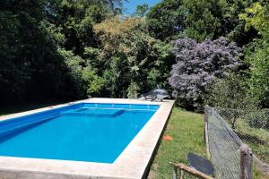 Casa con gran parque y pileta 내부 또는 인근 수영장