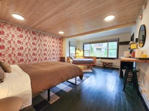 ein Schlafzimmer mit einem Bett und ein Wohnzimmer in der Unterkunft Belleayre Lodge in Pine Hill