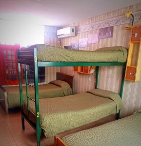 Katil dua tingkat atau katil-katil dua tingkat dalam bilik di "C" SPACIO HOSTEL - Habitación Compartida por separado para femenino o masculino-