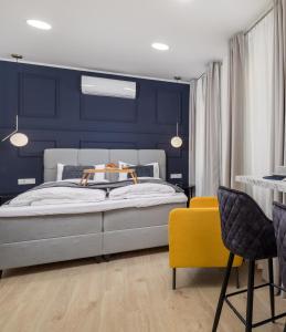 1 dormitorio con 1 cama grande y pared azul en Area1 Center Luxury Apartment with sauna en Rijeka