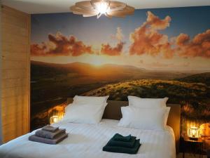 Posteľ alebo postele v izbe v ubytovaní Évasion luxueuse avec spa privatif, golf et activités pour tous au Chambon-sur-Lignon - FR-1-582-369 + 27 fotografií