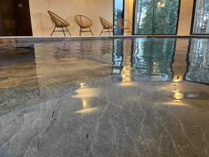 Fotografia z galérie ubytovania Lodge avec bain à remous privatif, piscine, salle de sport et aire de jeux au bord du golf de Chambon - FR-1-582-370 v destinácii Le Chambon-sur-Lignon