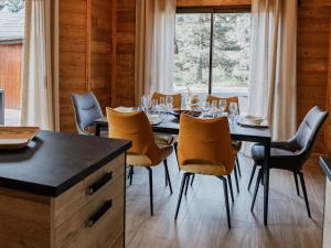 Fotografia z galérie ubytovania Lodge PMR avec jacuzzi privatif, accès spa et activités au bord du golf! - FR-1-582-372 v destinácii Le Chambon-sur-Lignon