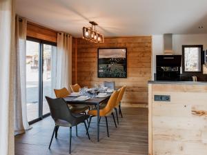 Kuchyňa alebo kuchynka v ubytovaní Lodge PMR avec jacuzzi privatif, accès spa et activités au bord du golf! - FR-1-582-372