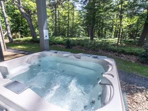 Vonkajšia záhrada v ubytovaní Lodge avec bain à remous privatif, proche du golf et piscine réservée - Confort et activités garanties - FR-1-582-373