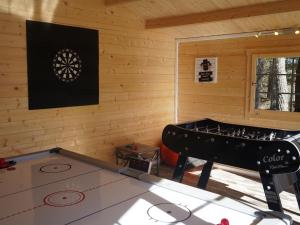 Biliardový stôl v ubytovaní Lodge avec bain à remous privatif, proche du golf et piscine réservée - Confort et activités garanties - FR-1-582-373