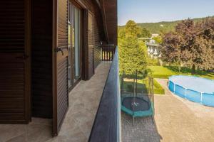 d'un balcon avec vue sur la piscine. dans l'établissement Family friendly house with a swimming pool Blazevci, Gorski kotar - 21038, à Vrbovsko