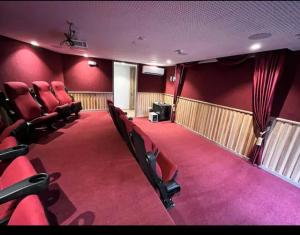 una sala de cine con sillas rojas y una pantalla en Exclusivo apto en sabaneta, en Sabaneta