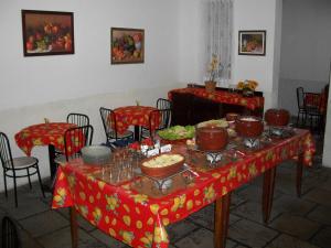 una mesa con comida en ella con mantel rojo en Hotel Madrid, en Mendes