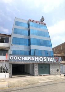 un edificio con una señal para un hospital en Hostal DRABA en Lima
