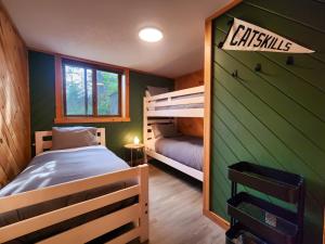 a small bedroom with two bunk beds and a bunk bed at Belleayre Lodge in Pine Hill