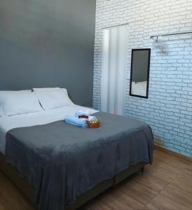 a bedroom with a bed with a basket on it at Quarto privativo no centro 01 in Itapira