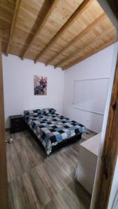 瓜爾內的住宿－Finca La Consentida，卧室位于客房的角落,配有一张床
