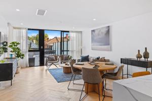 sala de estar con mesa y sillas en Designer Apartment - giant terrace - city location, en Hobart