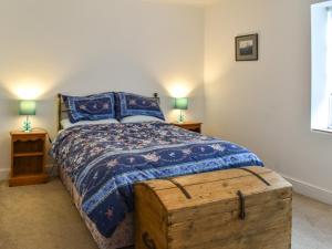 ein Schlafzimmer mit einem Bett mit einer Holzkiste daneben in der Unterkunft The Winchester in Deal
