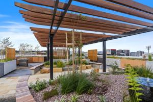un jardín en la azotea con una pérgola de madera en Designer Apartment - giant terrace - city location en Hobart