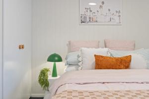 1 dormitorio blanco con 1 cama con lámpara verde en Luxurious riverfront villa with dreamy water views, en Montagu Bay