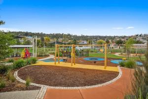 un parque con parque infantil con toboganes y columpios en Luxurious riverfront villa with dreamy water views, en Montagu Bay