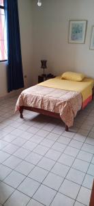 een slaapkamer met een bed in een kamer bij Hostal Iberia in Talara