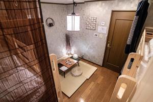 京都市にある久宿　白川のテーブルと椅子、ドアが備わる部屋