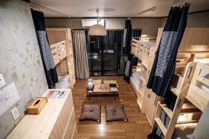 um quarto grande com beliches e uma mesa em 久宿　白川 em Quioto