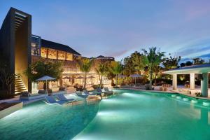 una piscina con tumbonas y un hotel en Villa La Casa 2 BR, en Uluwatu