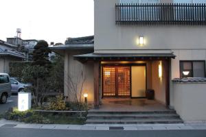 een gebouw met een deur met verlichting bij Ryokan Marumo in Tottori