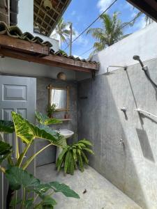 baño con lavabo y algunas plantas en Surf Lodge Madiha, en Matara