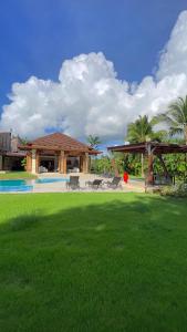 a large yard with a house and a pool at SrvittiniVillas Spacius Confort Villa Fam Team CouplesCasa de Campo Resort in La Romana