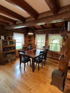 comedor con mesa de madera y sillas en Acorn Resort a Unique Retreat Cabin, 13 acres land, en Bloomington