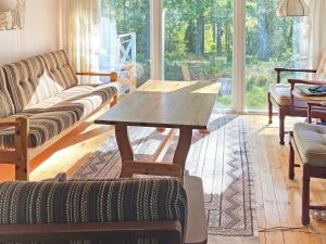 - un salon avec une table en bois et un canapé dans l'établissement Holiday home Vingåker III, à Vingåker