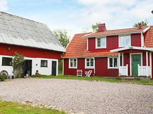 una casa rossa e bianca con tetto rosso di Holiday home HISHULT III a Hishult
