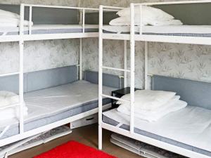 Frillesås的住宿－Holiday home Frillesås，一间设有四张双层床的客房,铺有红色地毯