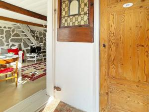 porta in legno in camera con tavolo di Holiday home SKILLINGE II a Skillinge