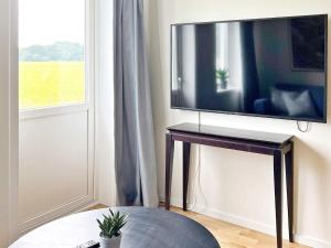sala de estar con TV de pantalla plana sobre una mesa en Holiday home MUNSö, 