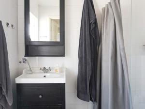 Bilik mandi di 4 star holiday home in ENSKEDE-By Traum +35 gambar