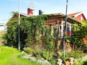 an old house is covered in ivy at Holiday home ENSKEDE in Stockholm