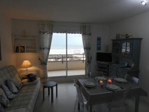 Televízia a/alebo spoločenská miestnosť v ubytovaní Notre-Dame-de-Monts - Appartement 48m² - 5 personnes - Garage - Balcon - FR-1-540-217