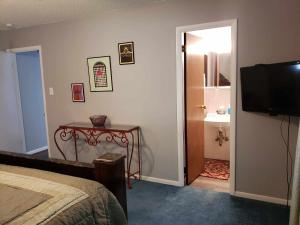 Postel nebo postele na pokoji v ubytování Midtown Southern Charm