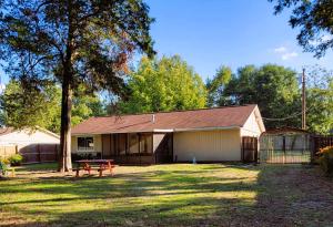 a barn with a picnic table in the yard at Midtown Southern Charm in Tyler