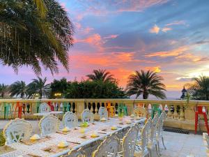 einen Tisch für eine Hochzeit am Strand bei Sonnenuntergang in der Unterkunft Roma Hotel Phu Quoc - Free Hon Thom Island Waterpark Cable Car in Phu Quoc