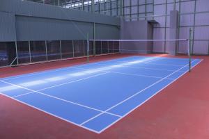 Instalaciones para jugar a tenis o squash en Hotel Cianjur Cipanas o alrededores