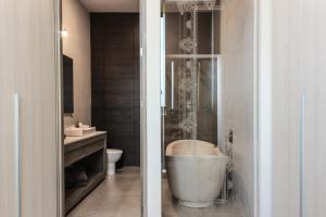 bagno con vasca e servizi igienici di Laviu B&B Luxe Suites a Puebla