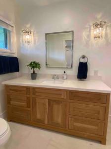 een badkamer met een wastafel en een spiegel bij Lambs Landing in Fenelon Falls