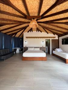 Cabañas Villa Celeste في فيلا دي ليفا: غرفة نوم بسرير وسقف خشبي كبير