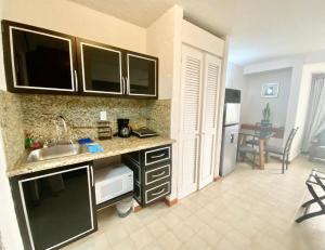 een keuken met een wastafel en een aanrecht bij Solymar hermoso apartamento in Cancun