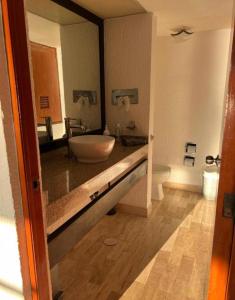 een badkamer met een wastafel en een toilet bij Solymar hermoso apartamento in Cancun